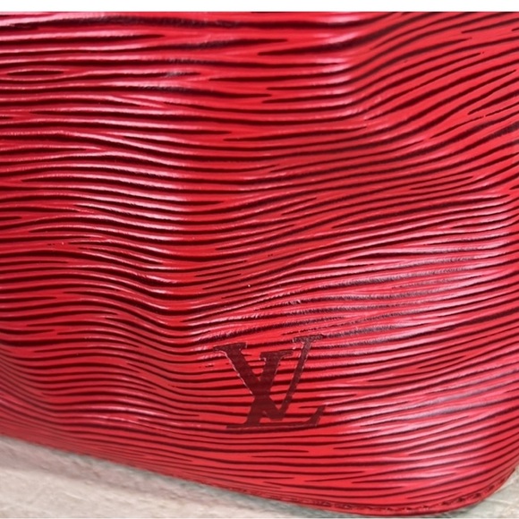 LOUIS VUITTON Epi Petit Noe Shoulder Bag - Picture 11 of 13